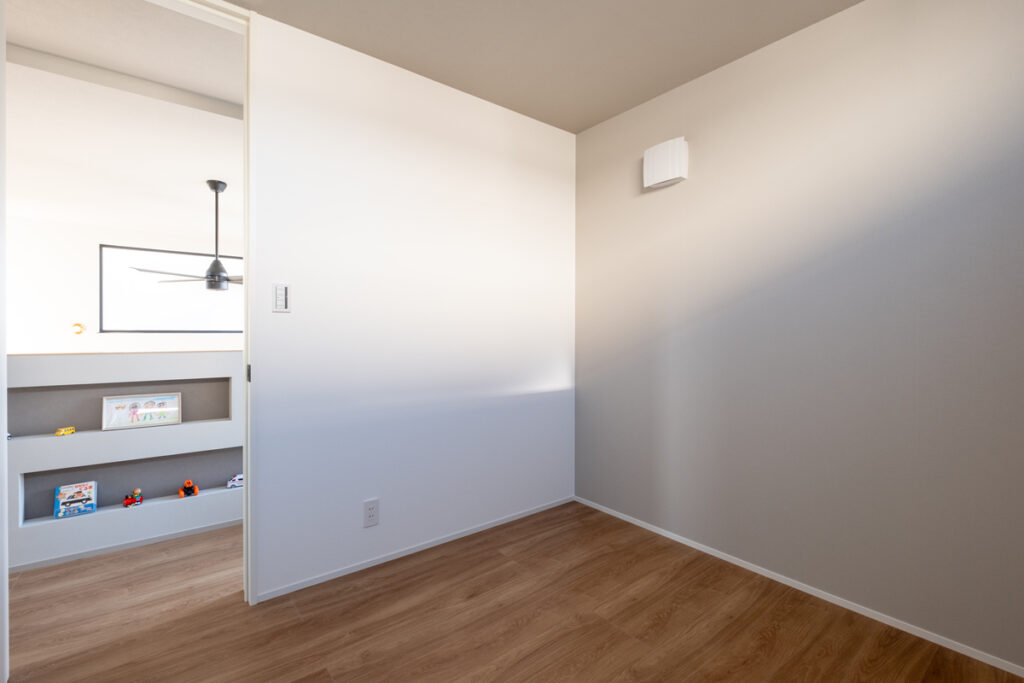 造作収納と引き戸で緩やかにつながる、明るくシンプルな個室空間