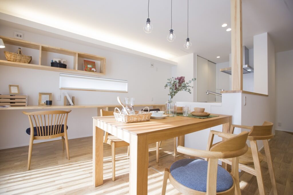 無垢材のダイニングテーブルとチェアが配置された、明るく統一感のあるダイニング空間