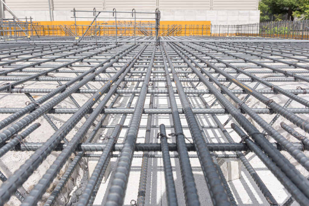 住宅の耐久性と強度を支えるため、スペーサーブロックの上に緻密かつ正確に組み上げられたベタ基礎の鉄筋配筋工事。