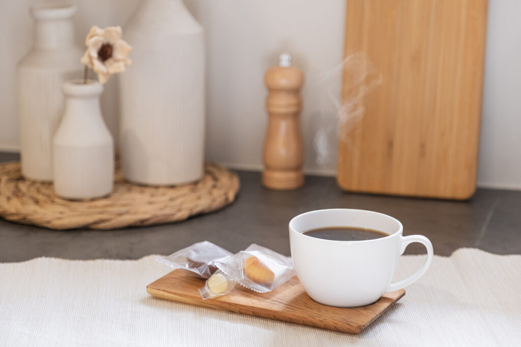 打ち合わせの合間に提供される、湯気が立つ温かいコーヒーとお菓子。家づくりの時間を心地よく過ごすための細やかなおもてなし。