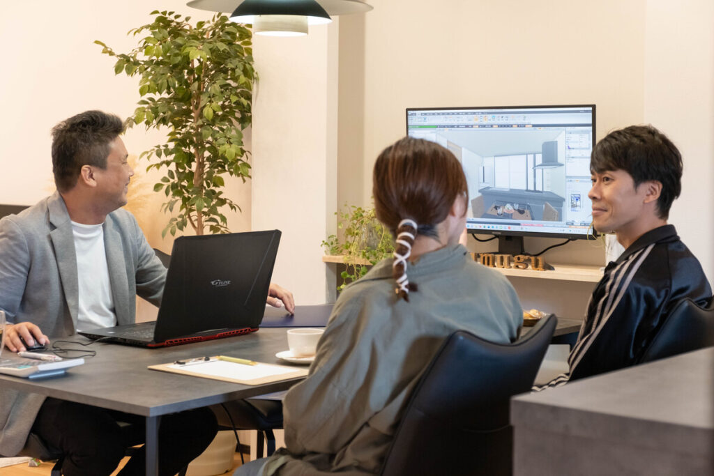 3Dパースの画面を見ながら、工務店スタッフとキッチンの仕様や空間イメージを具体化している注文住宅の打ち合わせ風景。
