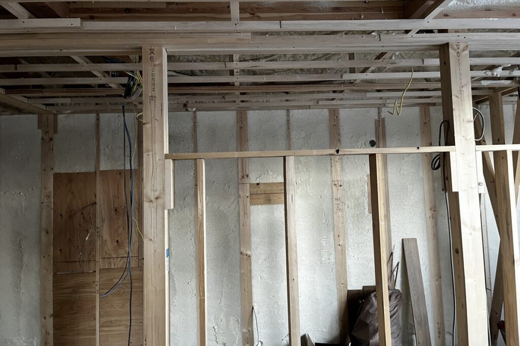 構造材の柱や梁の間に、隙間なく吹き付け断熱材が施工された建築現場。住まいの快適性を左右する、高い断熱性能を実現するための施工工程。